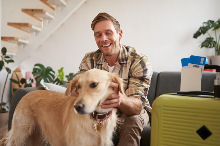 homem preparando-se para viajar com seu cachorro