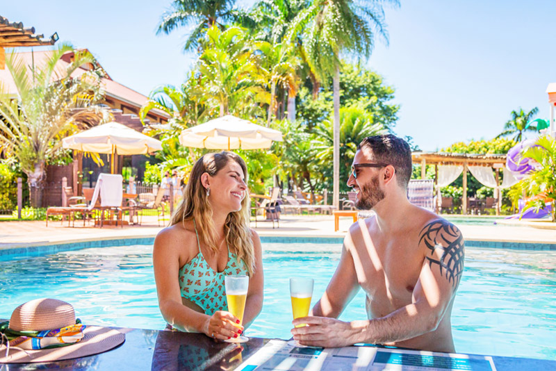 casal na piscina curtindo resorts no Brasil